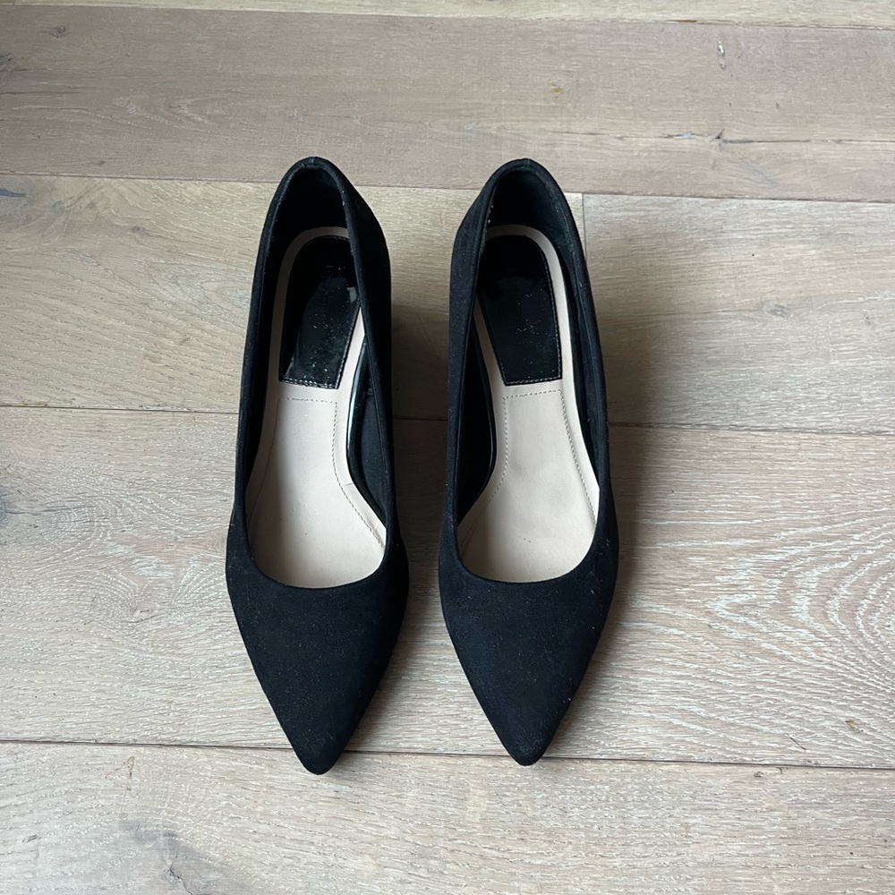 Elegant black suede block heel